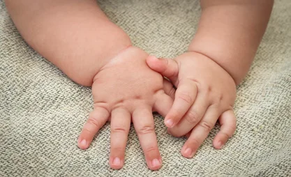newborn-baby-s-hands_104376-456 (1).avif