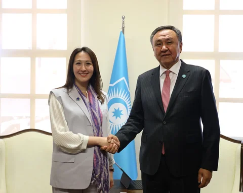 ots-secretary-_S7n6yXL.max-2560x1440.format-webp.jpegquality-90.webp