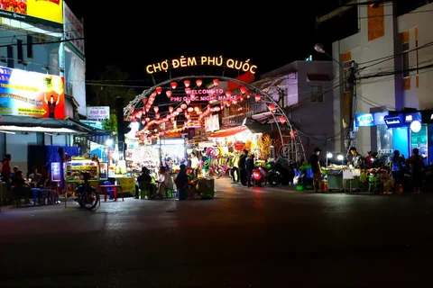phu-quoc-night-market-duong-dong-town-island-vietnam-march-popular-tourist-attraction-souvenirs-seafood-146029408.webp