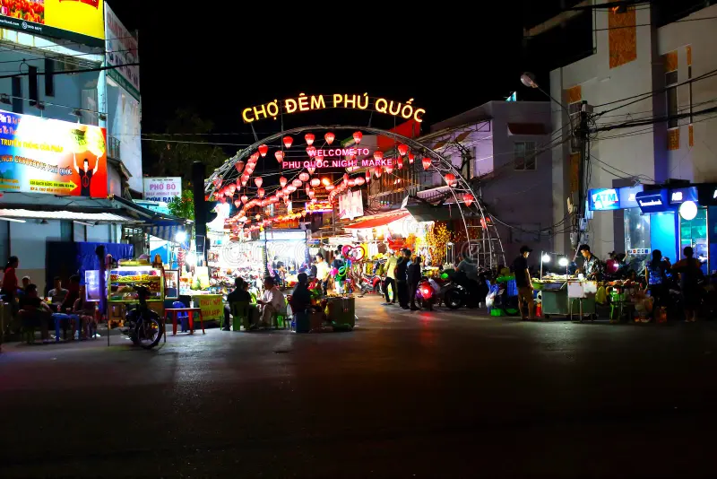 phu-quoc-night-market-duong-dong-town-island-vietnam-march-popular-tourist-attraction-souvenirs-seafood-146029408.webp