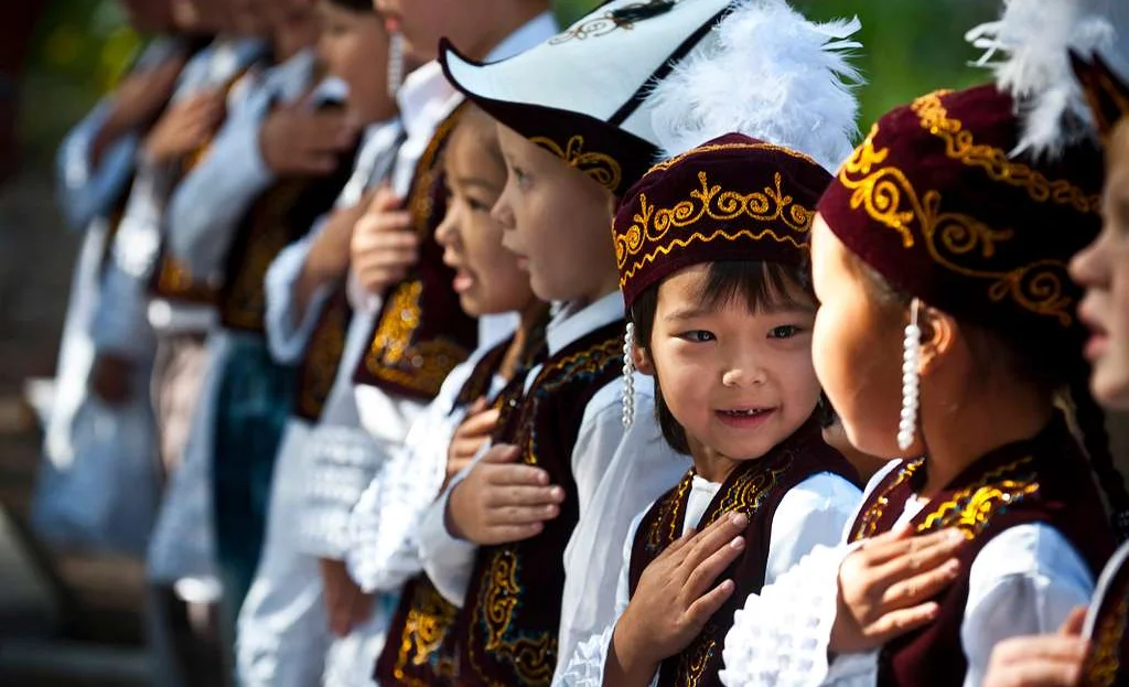 students-sing-the-kyrgyz-republic-national-anthem-at-d2d566-1024.jpg