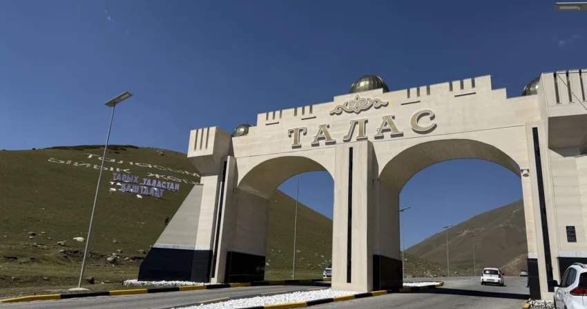 Артисты Таласского театра провели концерт под открытым небом в Бишкеке
