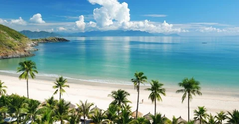 vietnam-tours-14359302131678_w687h357.jpg