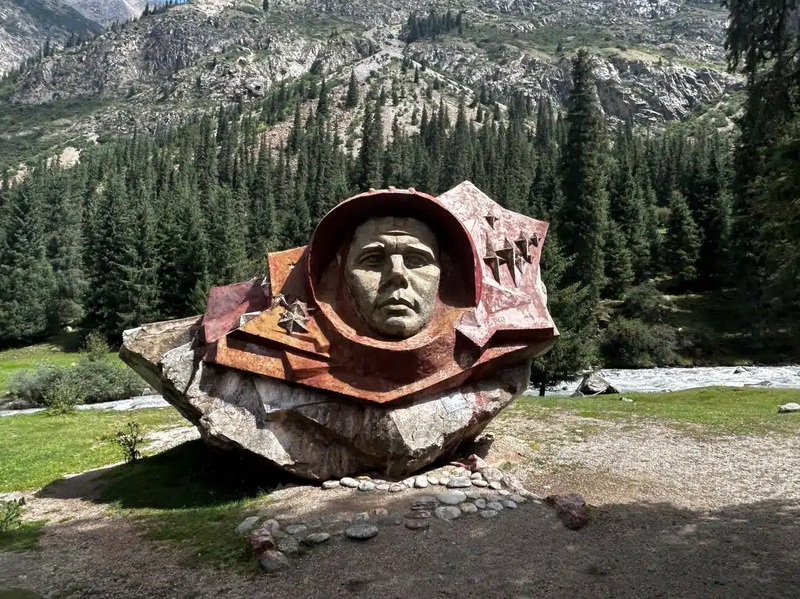 yriy-gagarin-monument.jpg